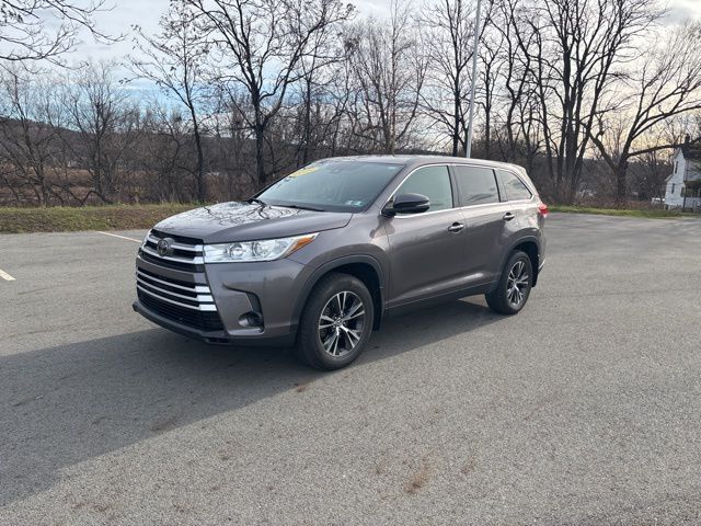 2019 Toyota Highlander LE's photo