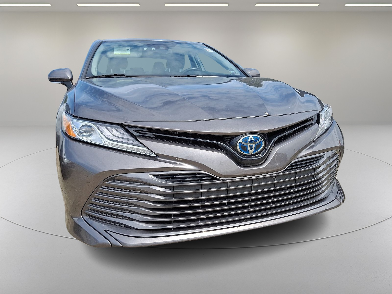 2019 Toyota Camry Hybrid XLE photo 2