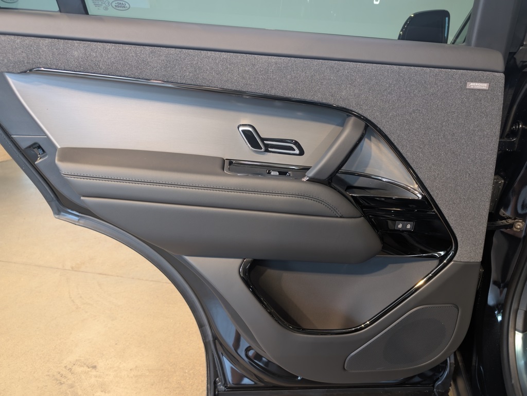 2025 Land Rover Range Rover Sport SE photo 18