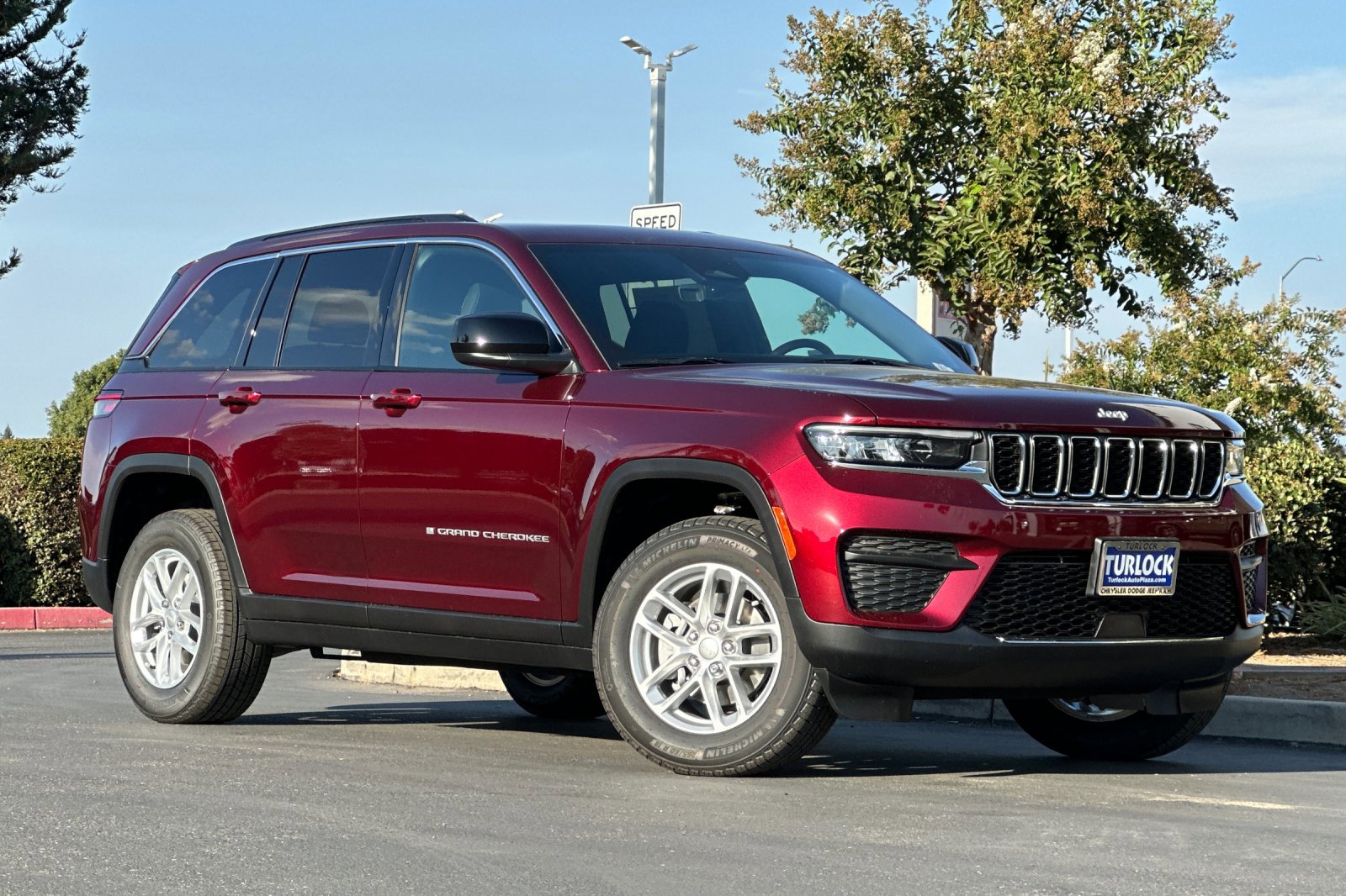 2025 Jeep Grand Cherokee Laredo X photo 2