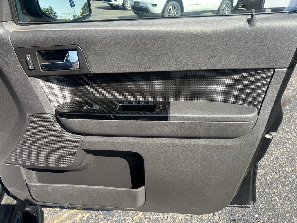 2010 Ford Escape Limited photo 35