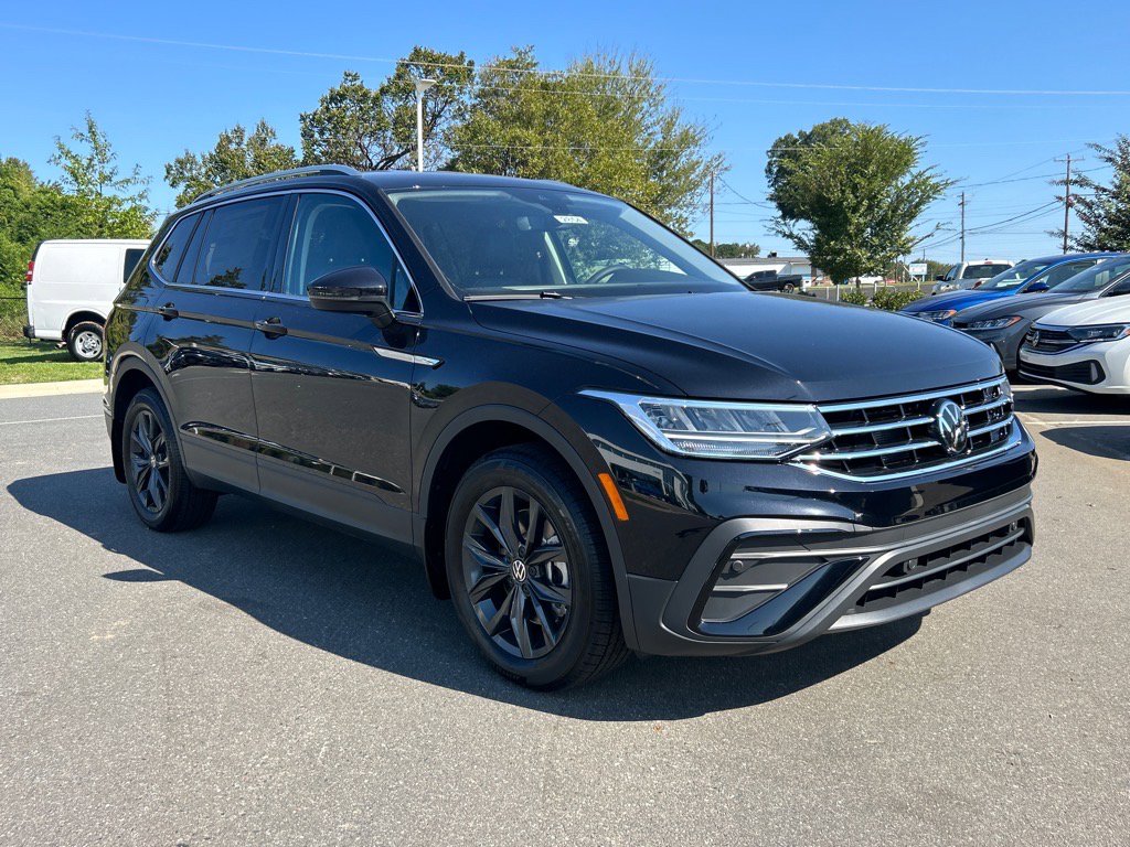 2024 Volkswagen Tiguan SE photo 3