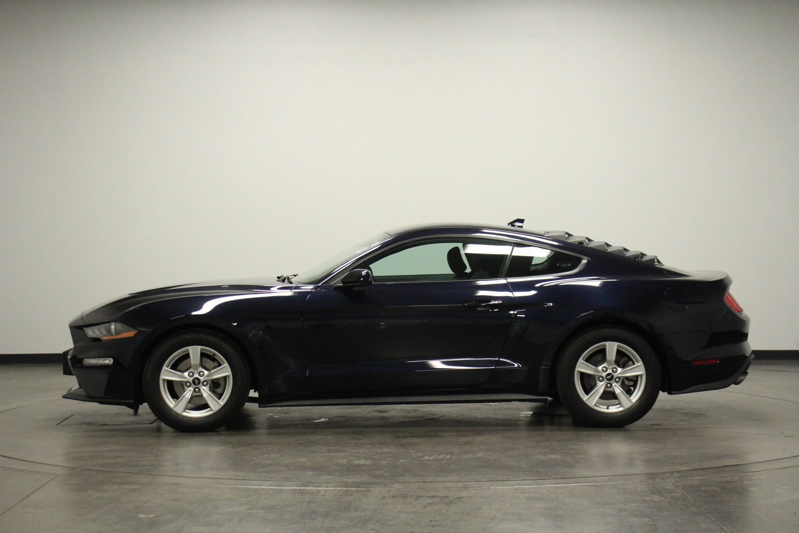 2021 Ford Mustang EcoBoost photo 3