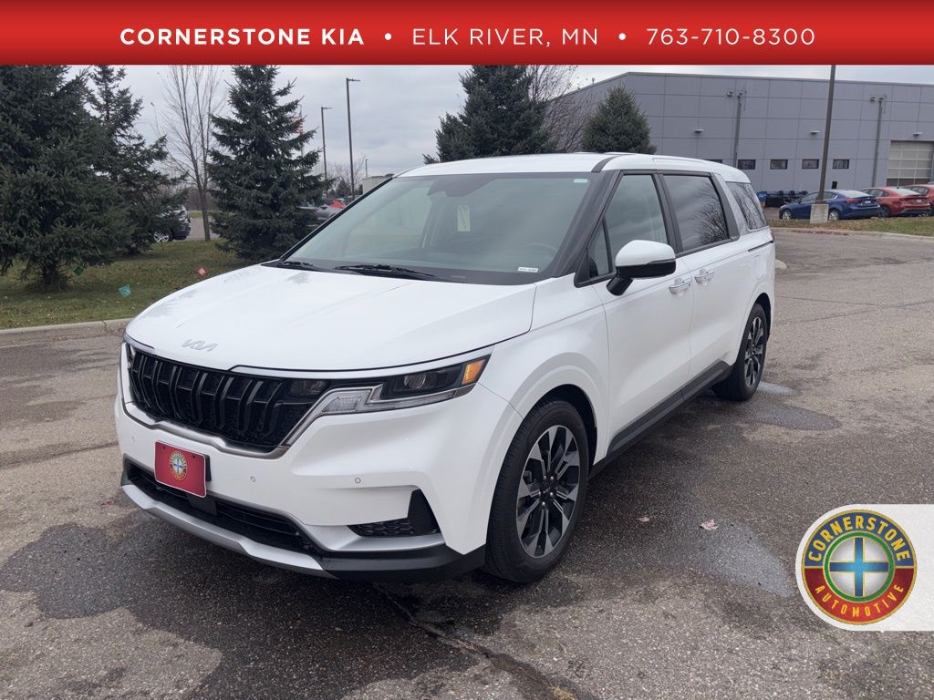 2024 Kia Carnival EX's photo