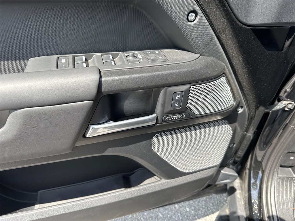 2024 Land Rover Defender V8 photo 2