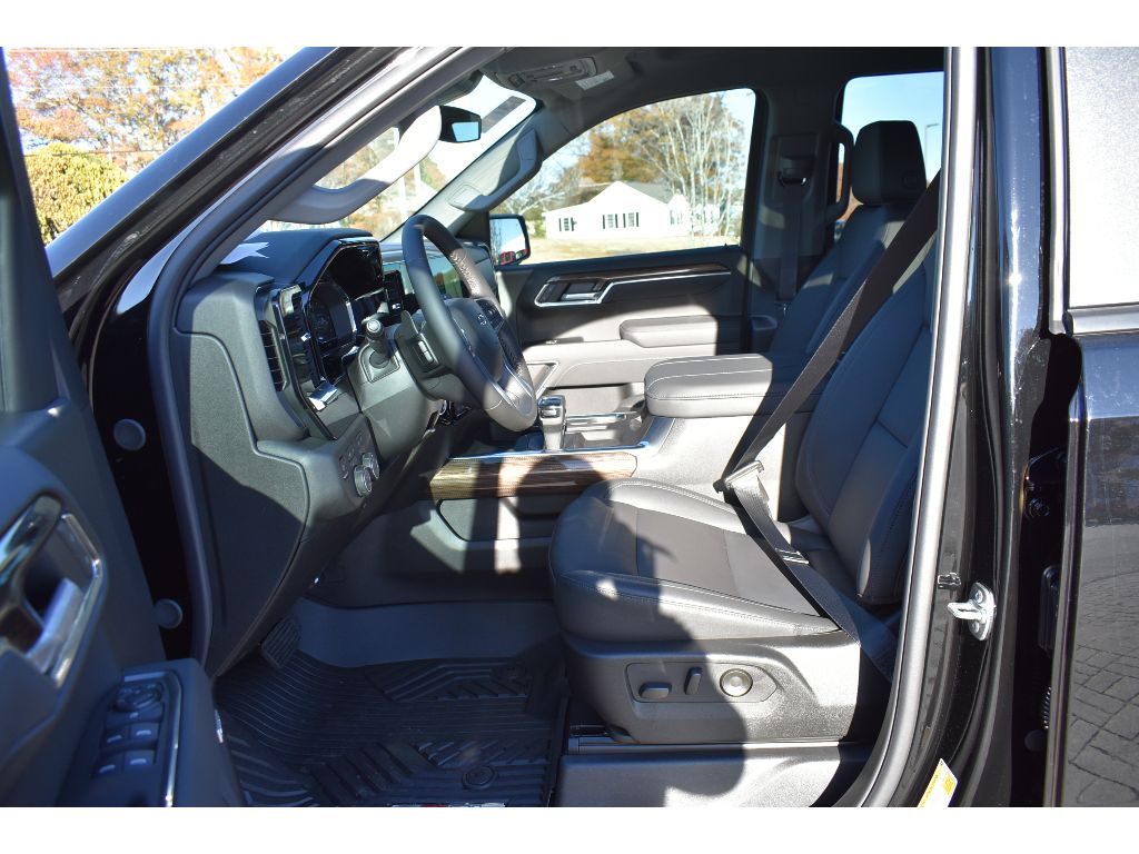 2025 Chevrolet Silverado 1500 RST photo 13
