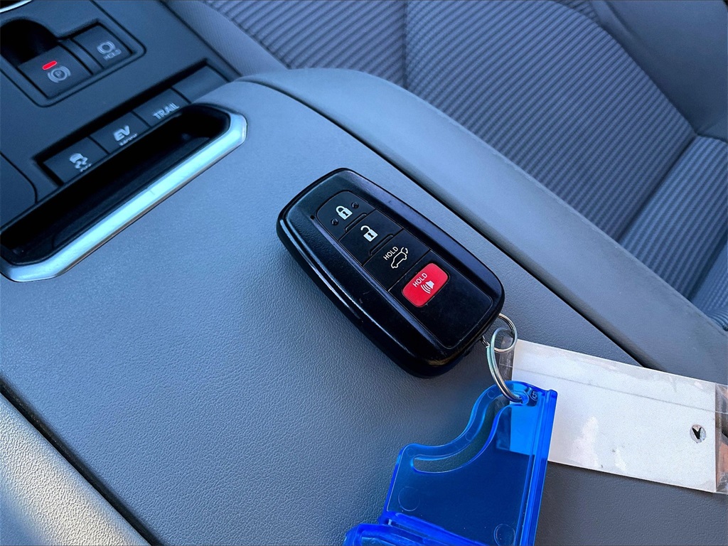 2020 Toyota Highlander Hybrid LE photo 29