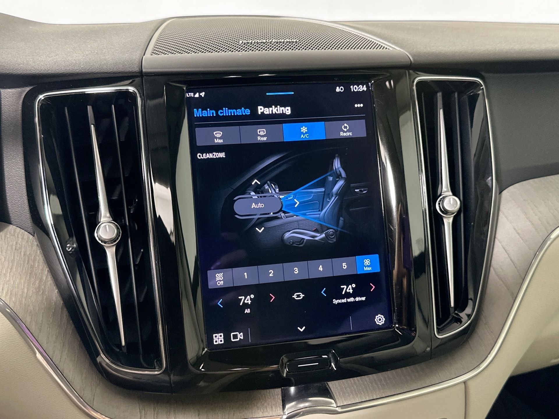 2023 Volvo XC60 B5 Plus photo 14