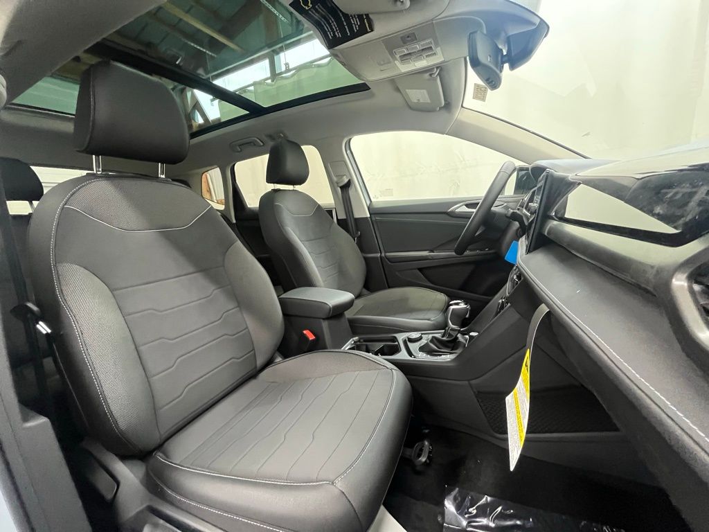2025 Volkswagen Taos SE photo 10