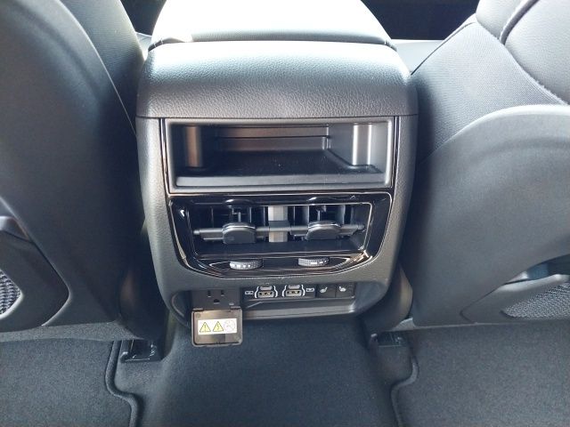 2025 Jeep Grand Cherokee Limited photo 4