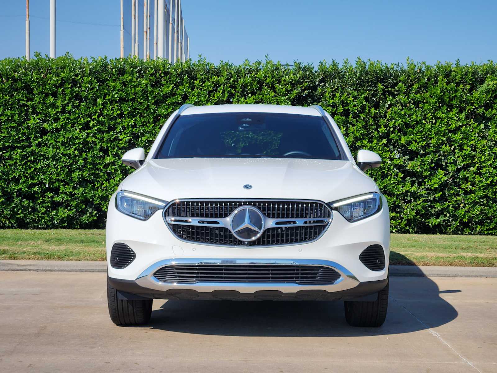 2025 Mercedes Benz GLC 300 photo 4