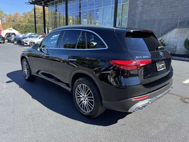 2025 Mercedes Benz GLC 300 4MATIC photo 4