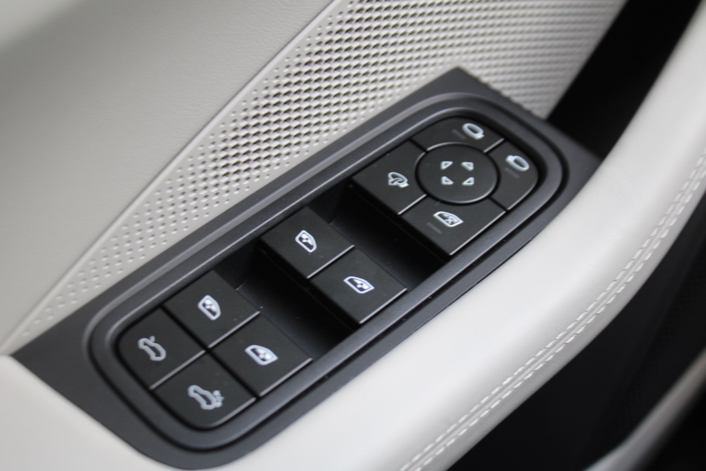 2025 Porsche Macan Electric photo 19