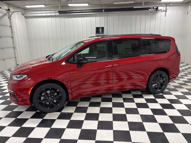 2026 Chrysler Pacifica Select's photo
