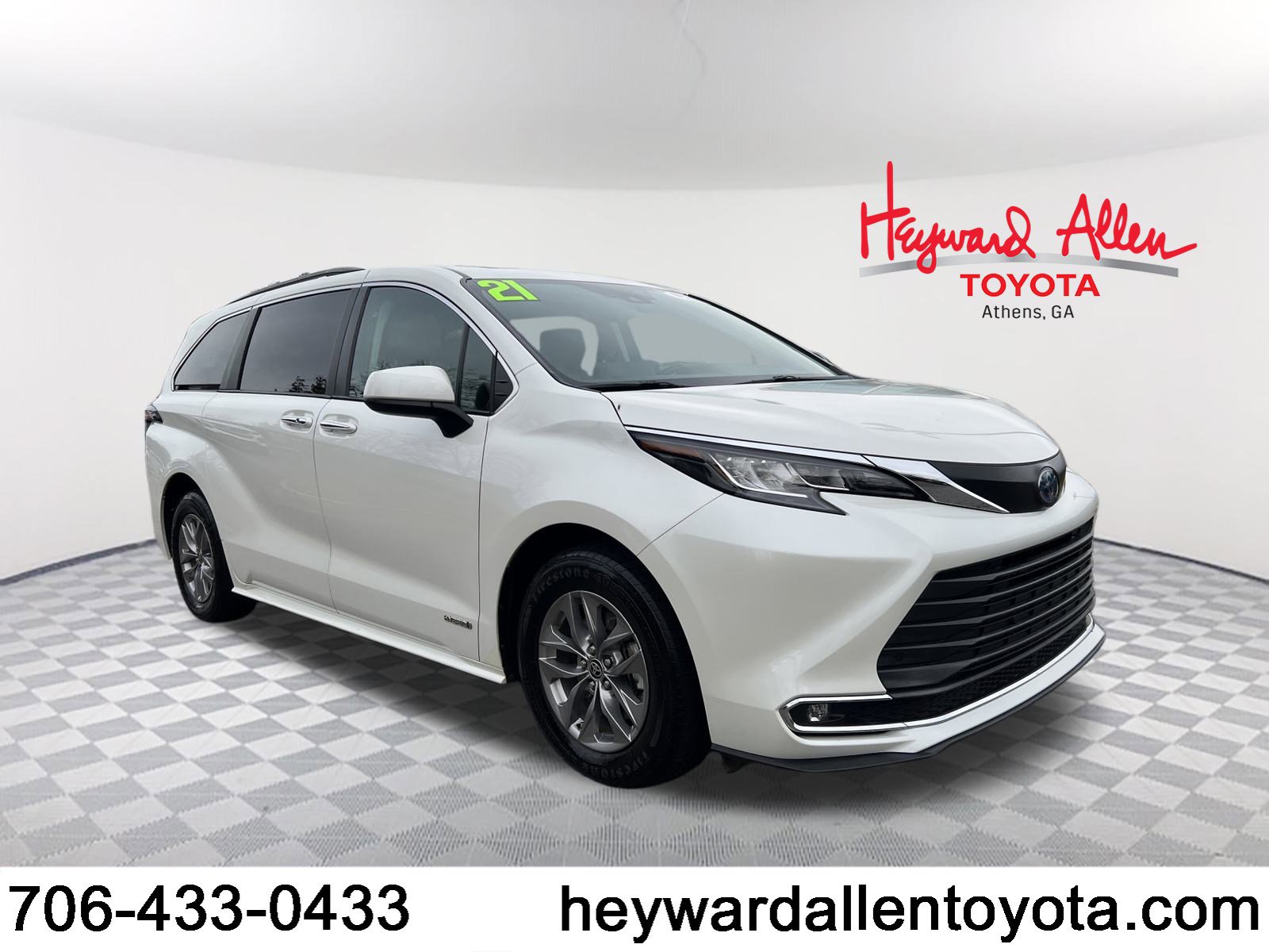 2021 Toyota Sienna XLE's photo