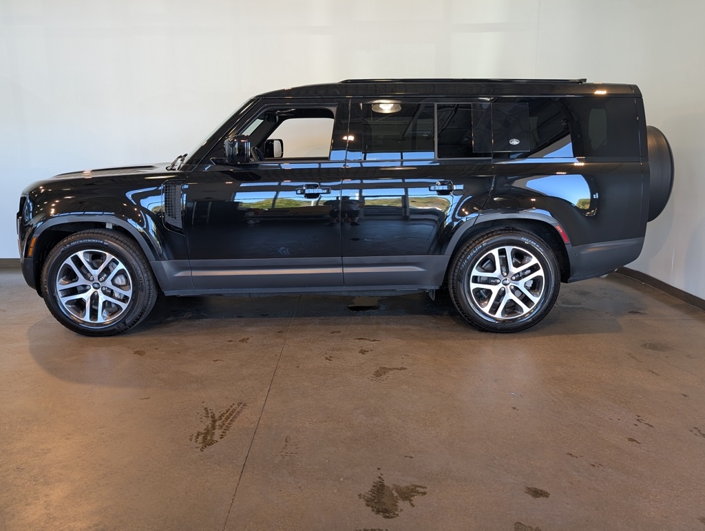 2023 Land Rover Defender 130 SE photo 3