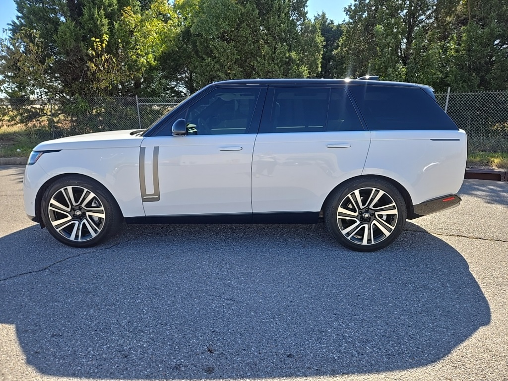 2023 Land Rover Range Rover SE photo 2