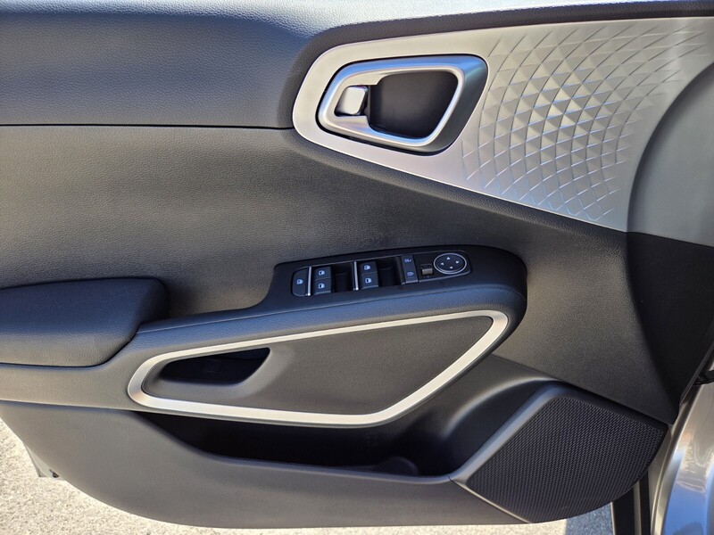 2025 Kia Soul LX photo 8