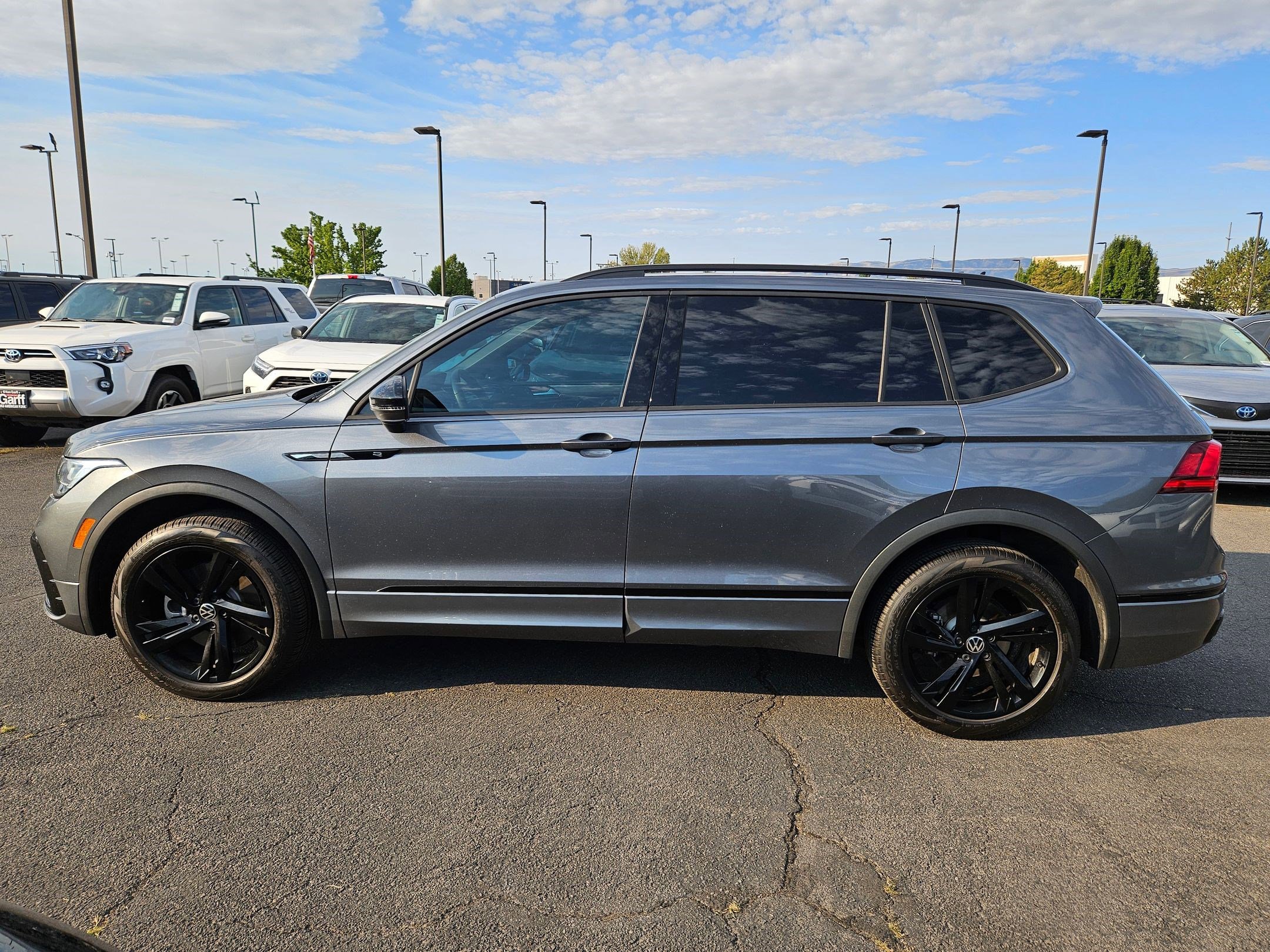 2023 Volkswagen Tiguan SE R-Line Black photo 5