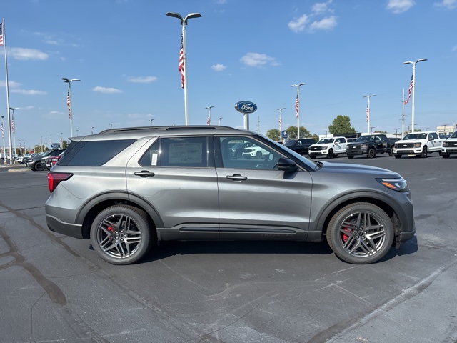 2025 Ford Explorer ST photo 4