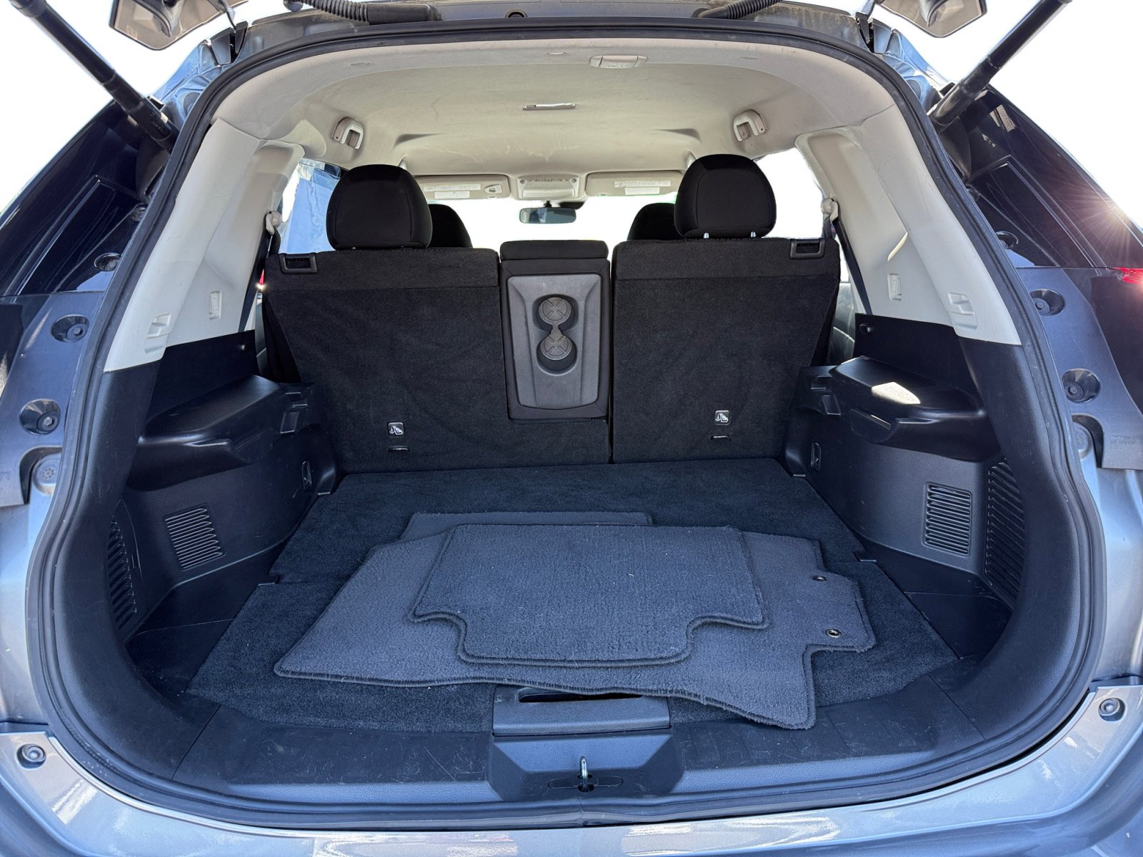 2020 Nissan Rogue SV photo 16
