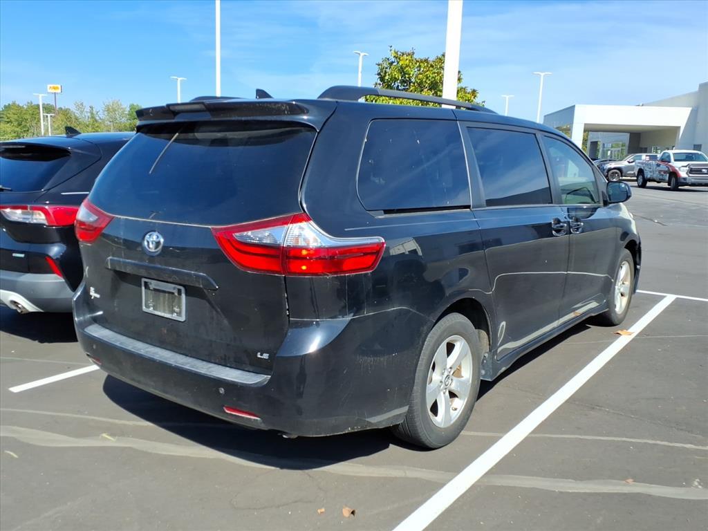 2020 Toyota Sienna LE photo 4