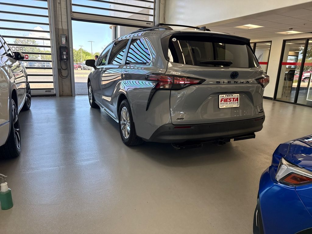 2022 Toyota Sienna XLE Woodland Edition photo 5