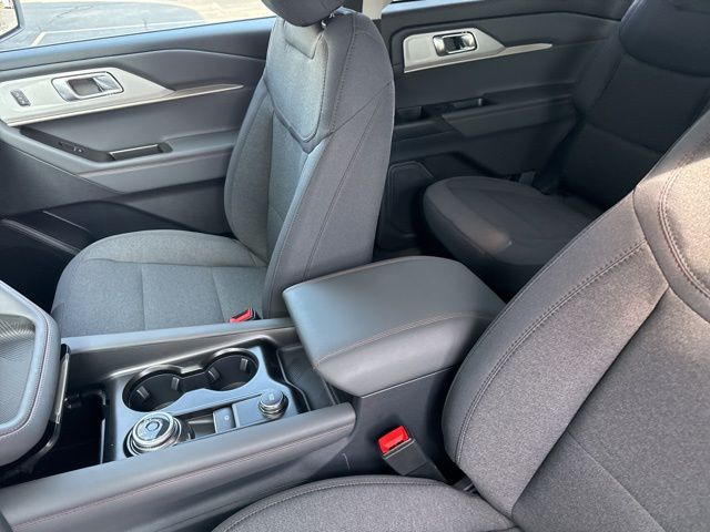 2025 Ford Explorer photo 6