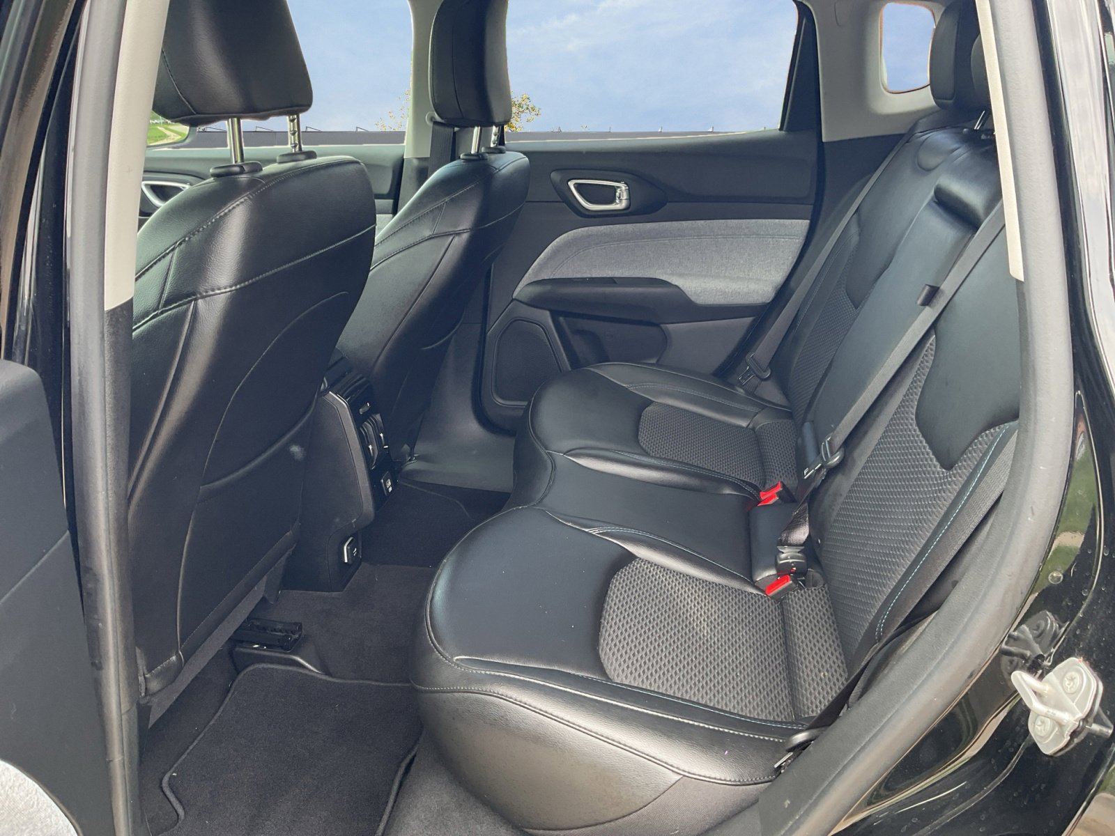 2022 Jeep Compass Latitude photo 2