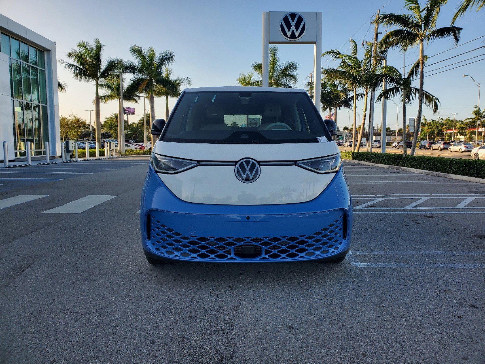 2025 Volkswagen ID. Buzz photo 2