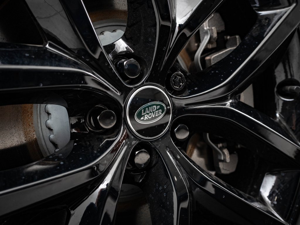 2026 Land Rover Range Rover Velar SE photo 8