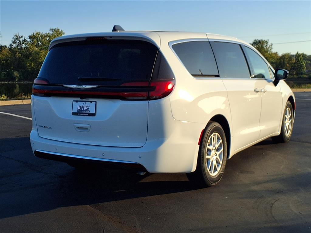2026 Chrysler Pacifica photo 2