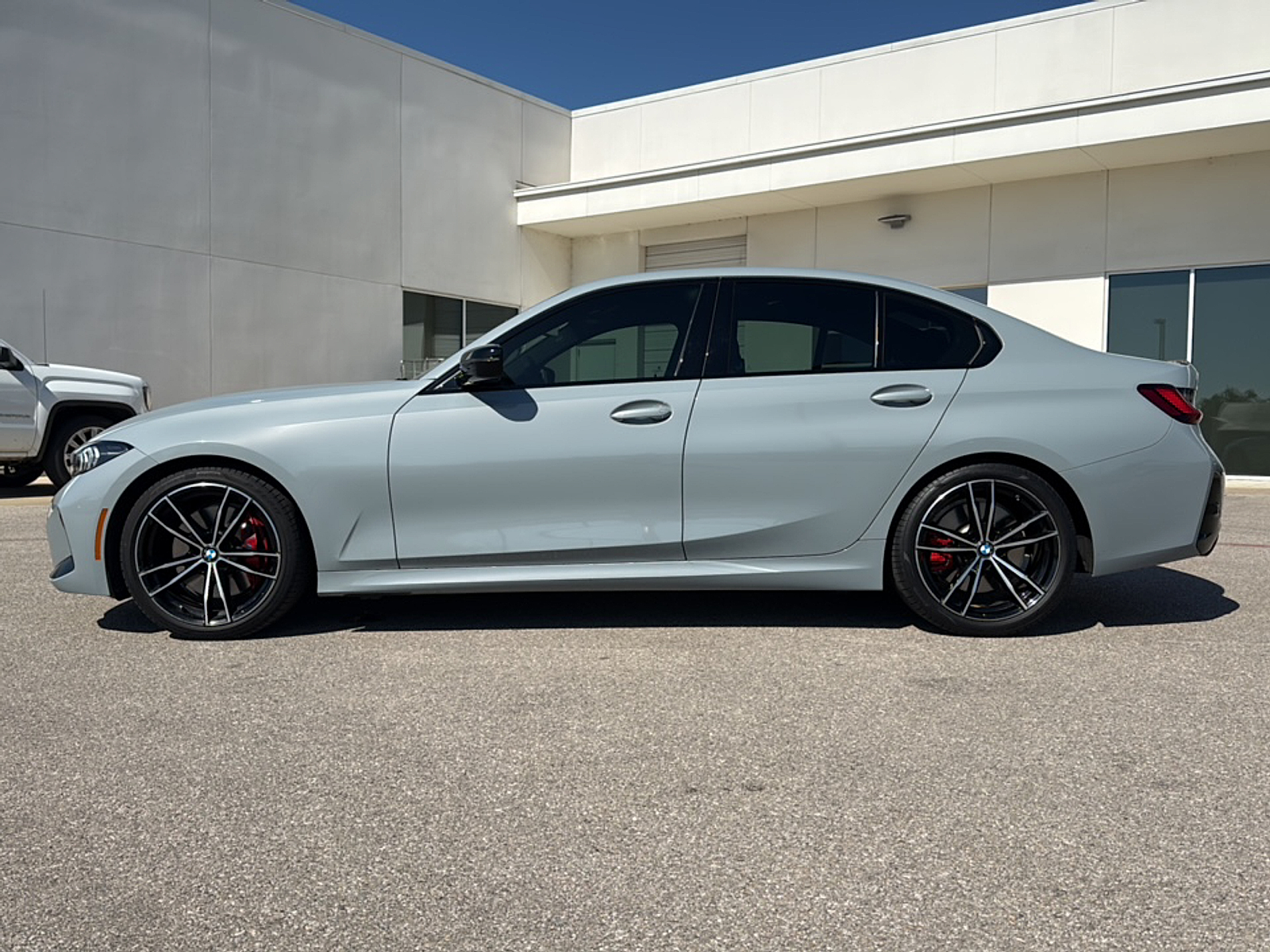 2023 Bmw 330i Sedan photo 2