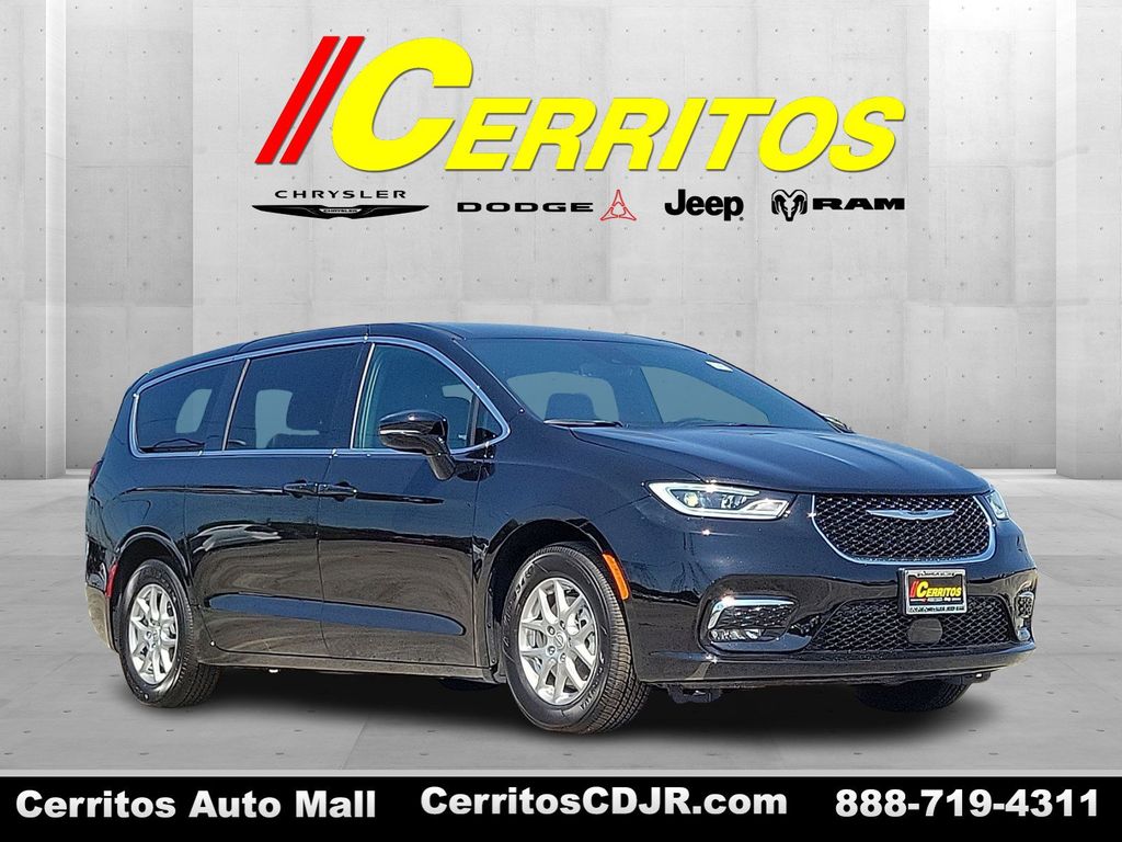 2026 Chrysler Pacifica Select's photo