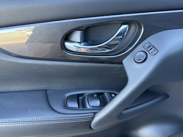 2017 Nissan Rogue SV photo 20