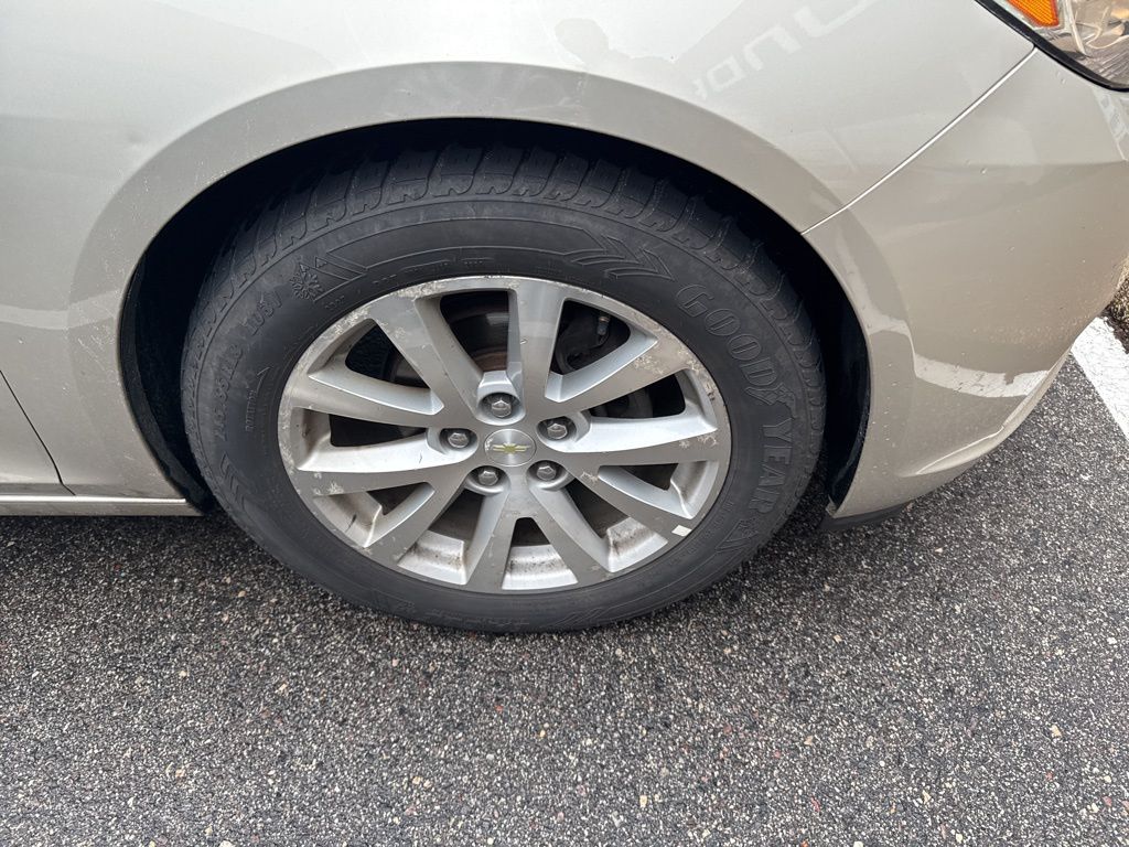2015 Chevrolet Malibu LTZ photo 2
