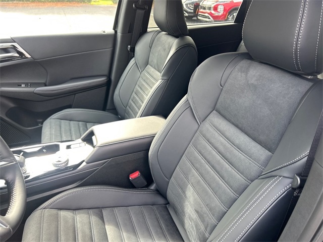 2025 Mitsubishi Outlander SE photo 4