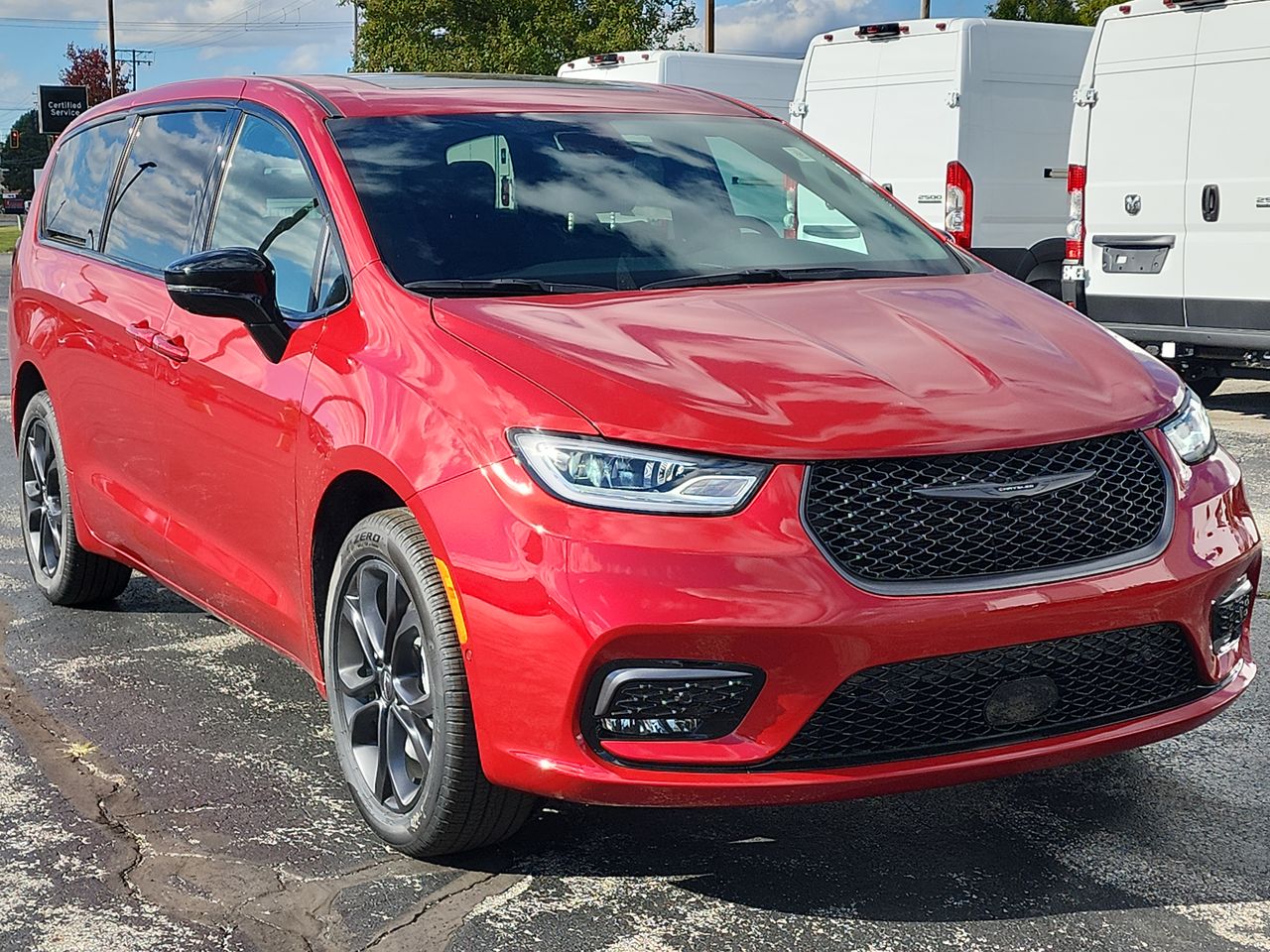 2026 Chrysler Pacifica Select's photo