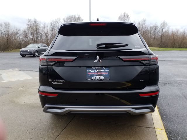 2025 Mitsubishi Outlander SE photo 3