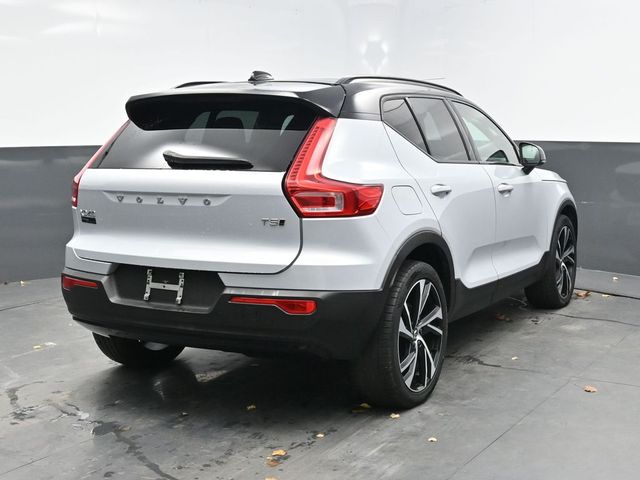 2021 Volvo XC40 R-Design AWD photo 2