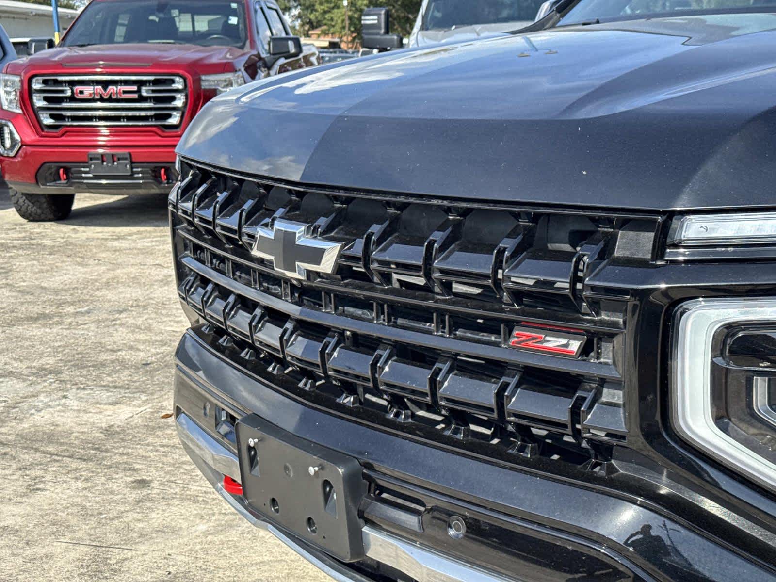 2025 Chevrolet Suburban Z71 photo 2