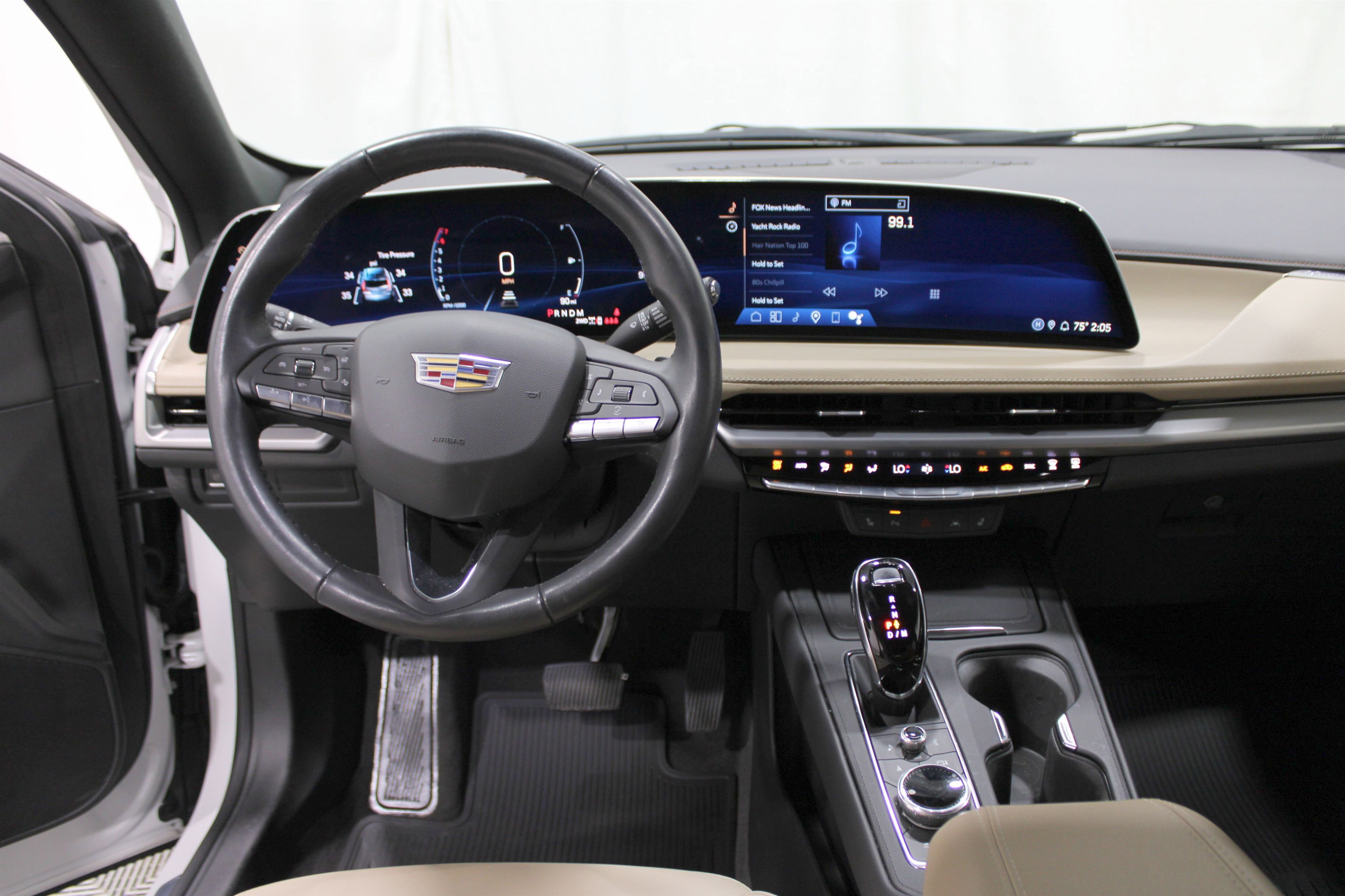 2024 Cadillac XT4 Luxury photo 2