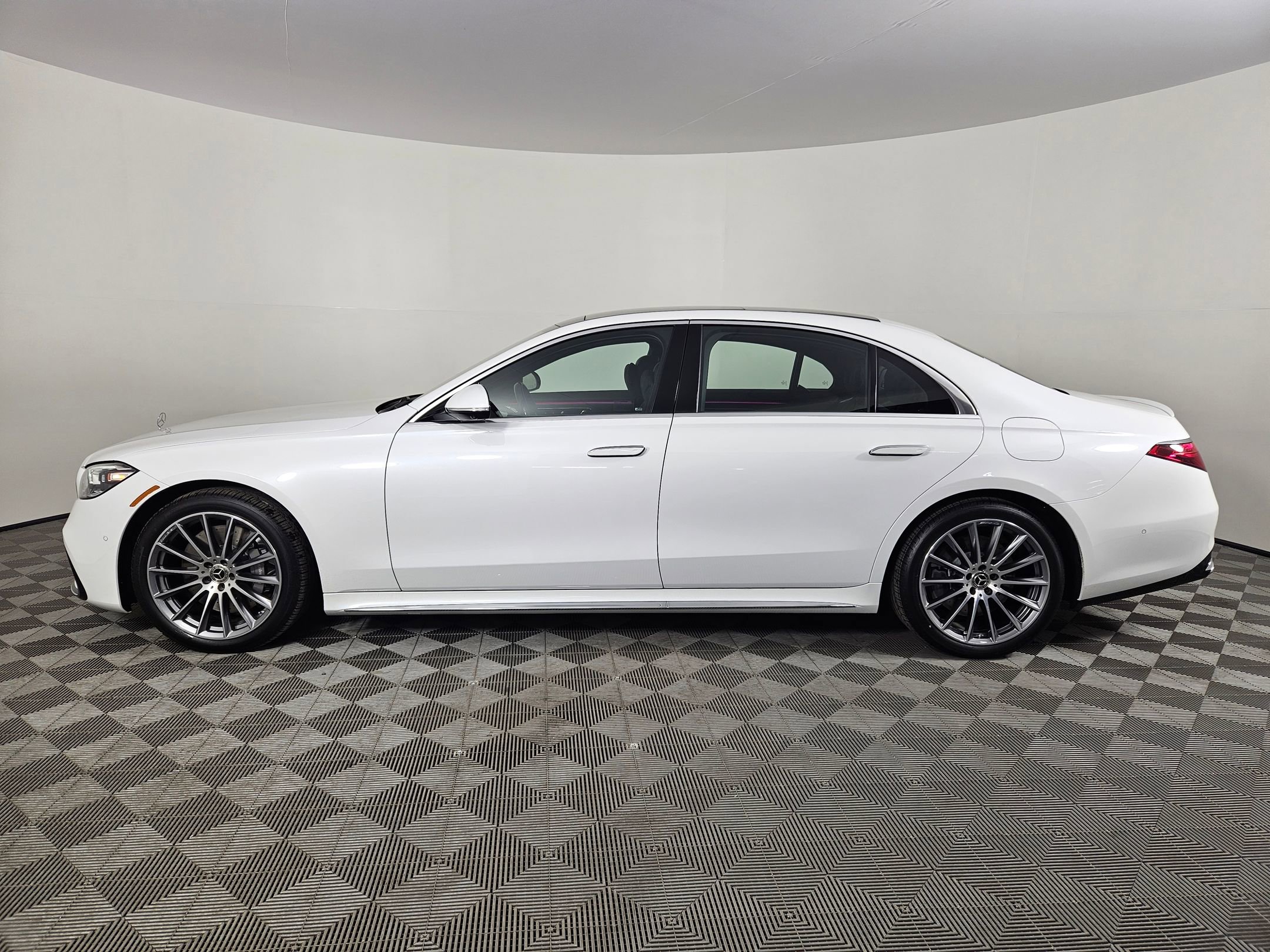 2025 Mercedes Benz S 580e 4MATIC photo 2