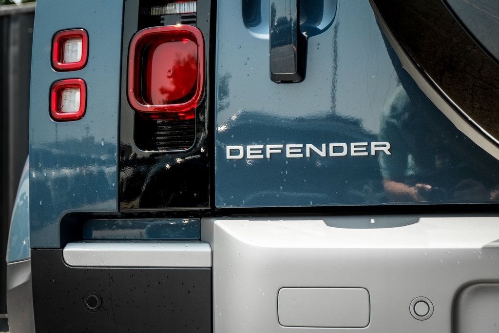 2025 Land Rover Defender 110 S photo 4