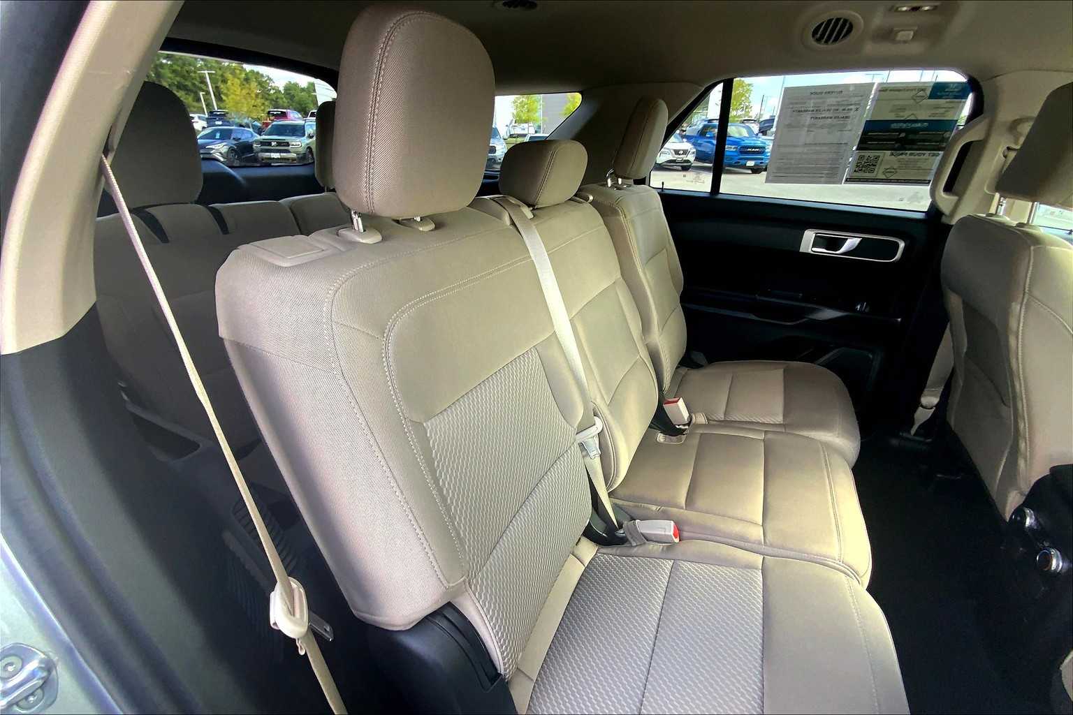 2022 Ford Explorer Base photo 14
