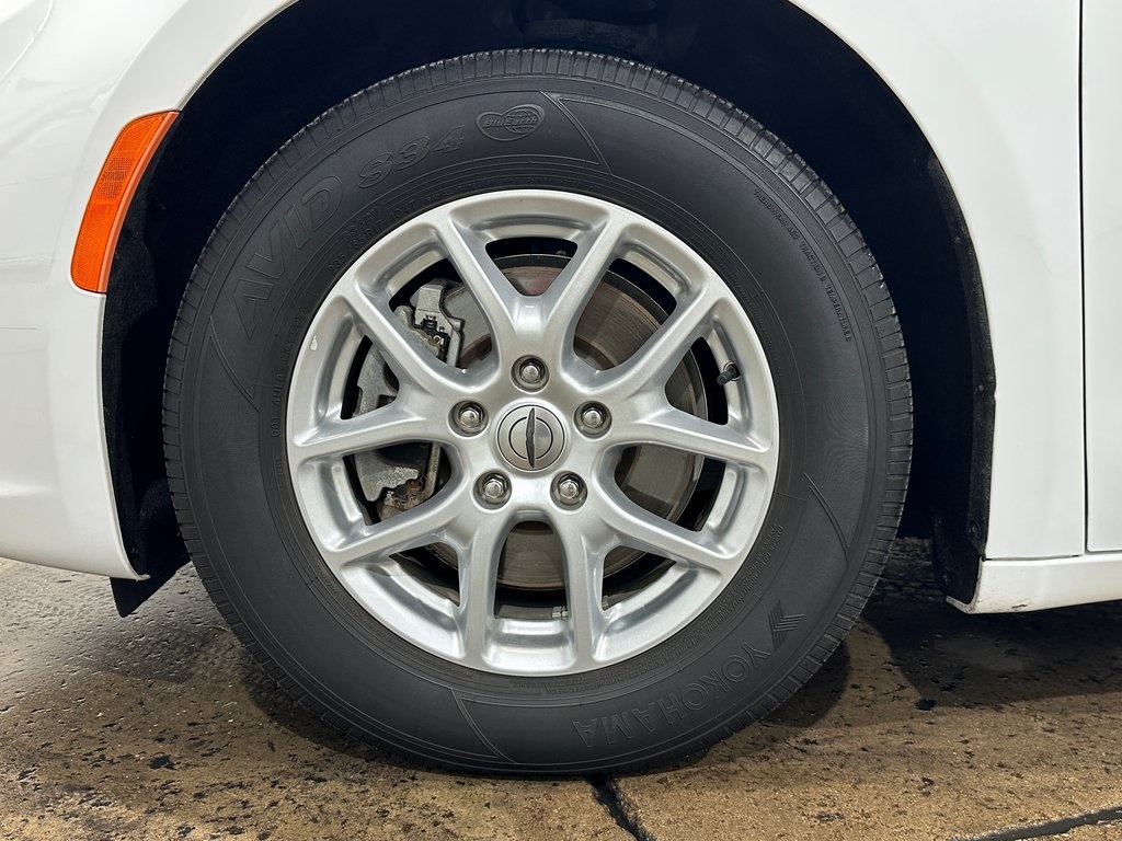 2023 Chrysler Pacifica Touring L photo 3