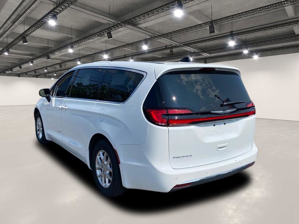 2024 Chrysler Pacifica Touring L photo 4