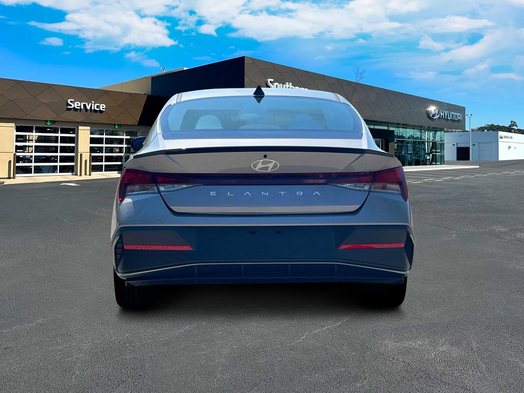 2025 Hyundai Elantra SEL Sport photo 5