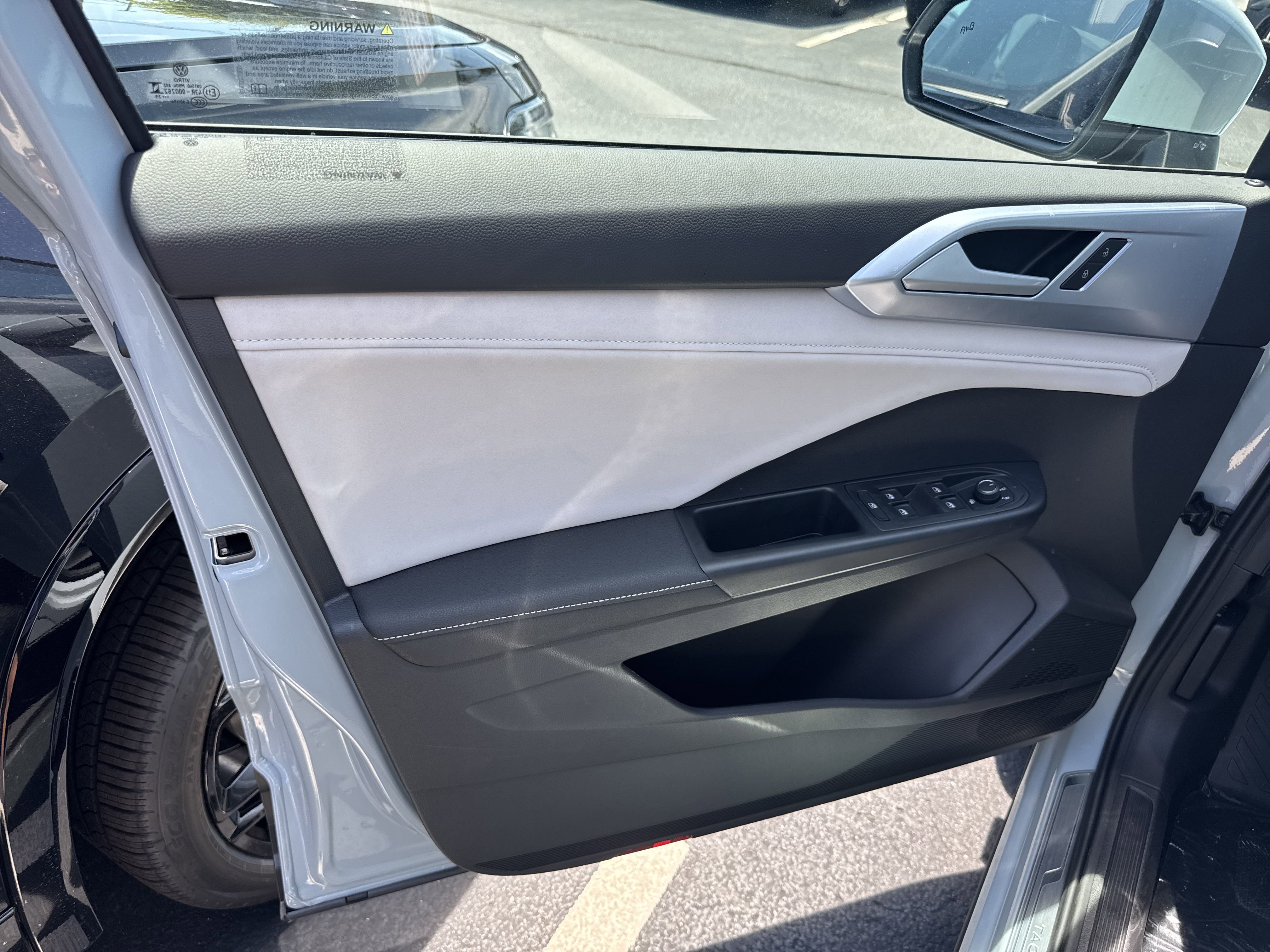 2025 Volkswagen Taos SE photo 5