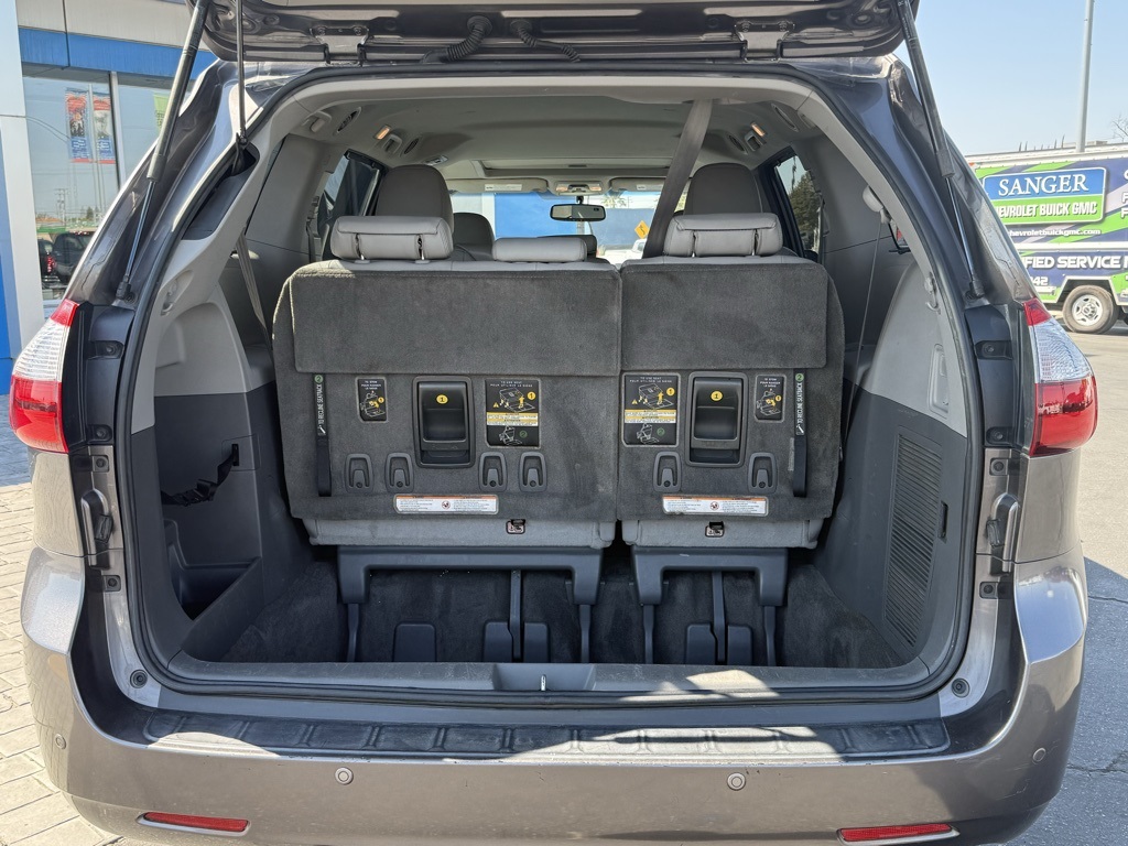 2017 Toyota Sienna Limited XLE Premium photo 6